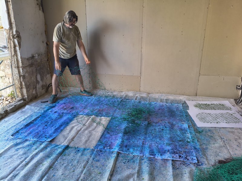 Alex Amengual treballant amb xarxes de pescadors al taller, 2026